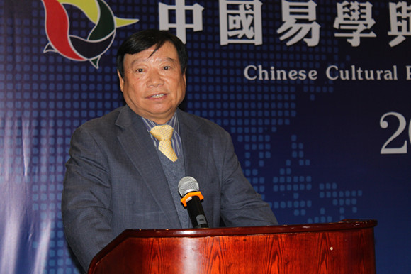 中国房地产研究会副会长兼秘书长、中国房地产业协会秘书长苗乐如主持会议