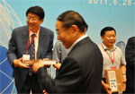 中国房地产研究会会长、中国房地产业协会会长刘志峰向嘉宾赠送年鉴
